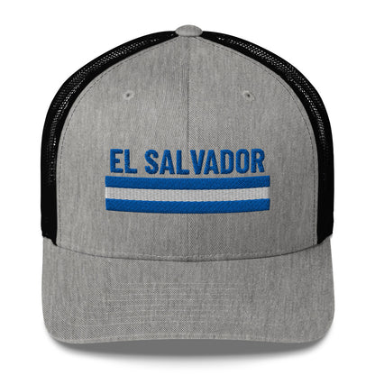 Gorra bordada con la palabra “El Salvador”, representación cultural salvadoreña.