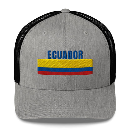Diseño bordado con el nombre “Ecuador”. Una gorra sencilla y poderosa para representar con orgullo.