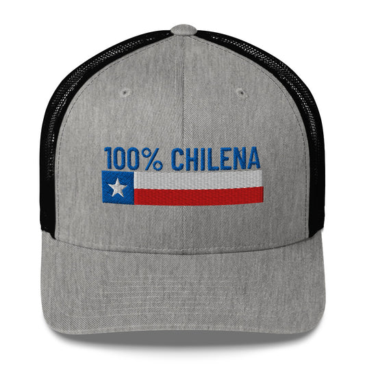 Gorra tipo trucker con texto bordado “100% Chilena” en rojo y azul, estilo cultural chileno.