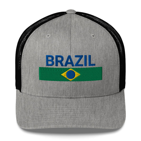 Gorra trucker con texto bordado “Ordem e Progresso” en verde, amarillo y azul sobre fondo beige.