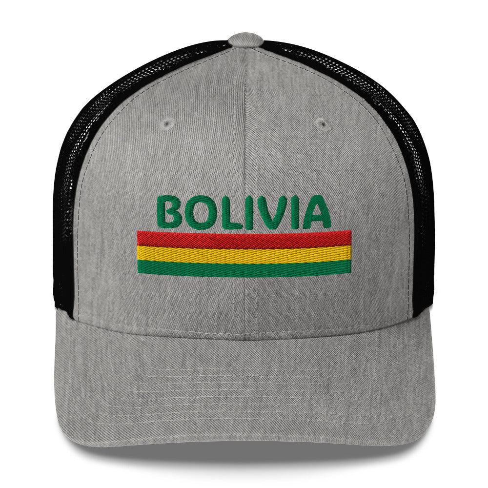 Trucker cap con bordado “Bolivia” en rojo, amarillo y verde, diseño patriótico.