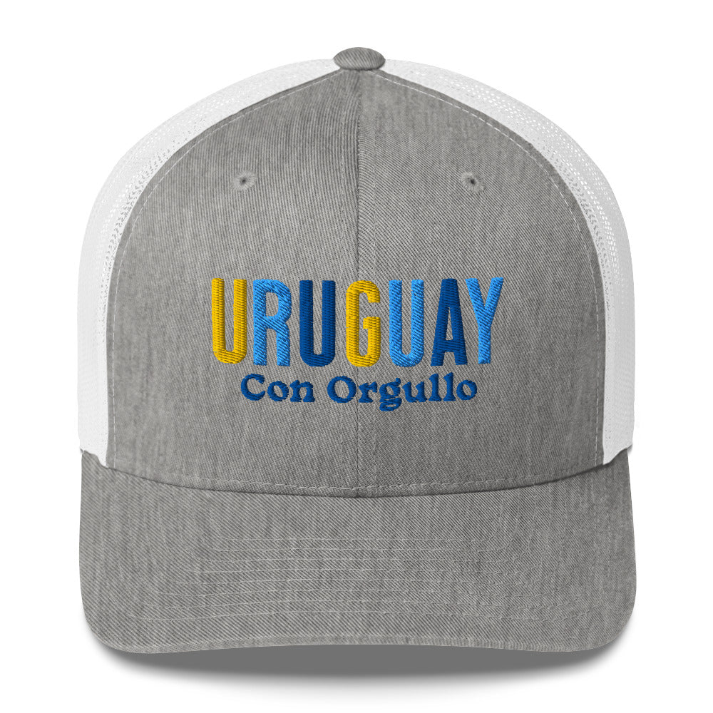 Gorra bordada con la frase “Con Orgullo”, diseño sencillo con identidad uruguaya.
