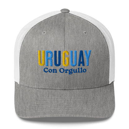 Gorra bordada con la frase “Con Orgullo”, diseño sencillo con identidad uruguaya.