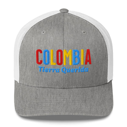 Gorra bordada con el texto “Tierra Querida”, diseño cultural colombiano con identidad vibrante.