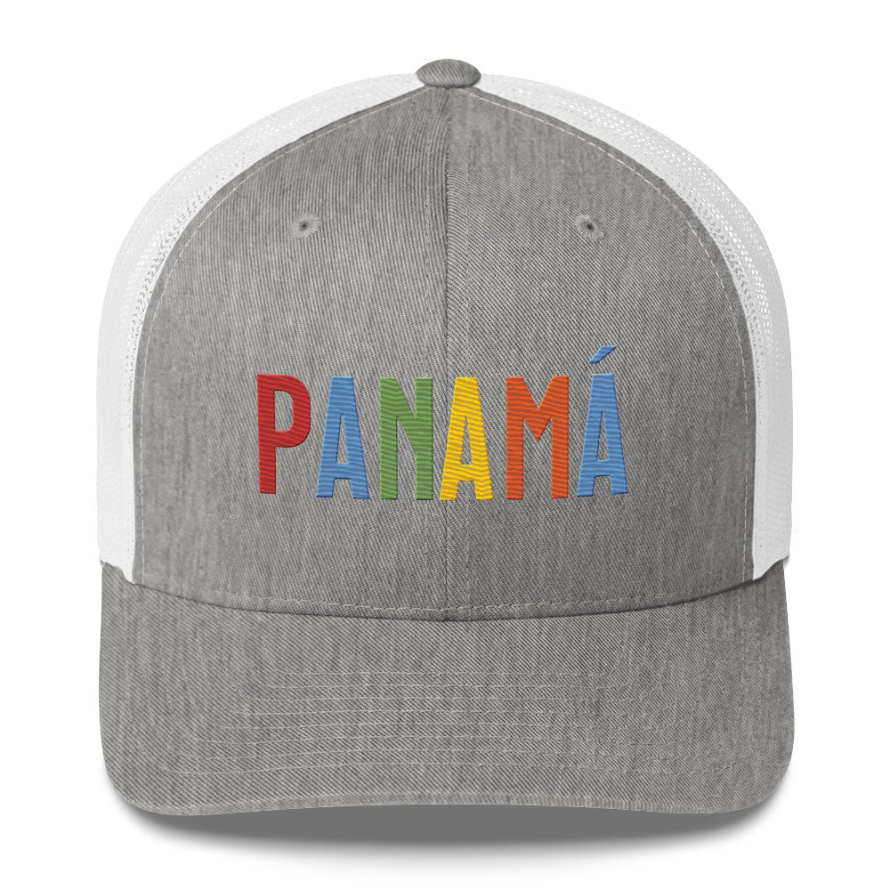 Gorra bordada con diseño cultural panameño de la colección Colores de Pueblo.