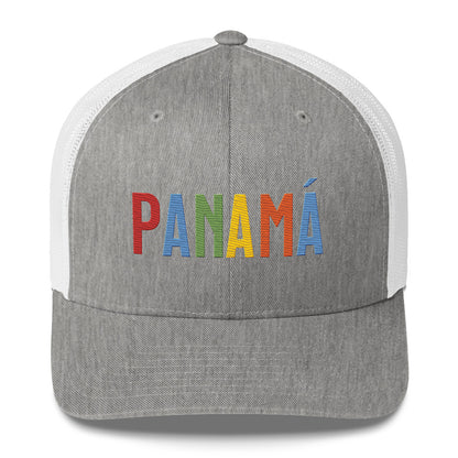 Gorra bordada con diseño cultural panameño de la colección Colores de Pueblo.