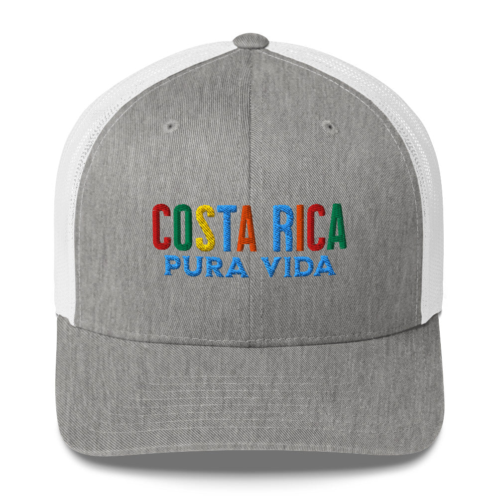 Gorra bordada con la frase “Pura Vida”, diseño con espíritu tico y esencia centroamericana.