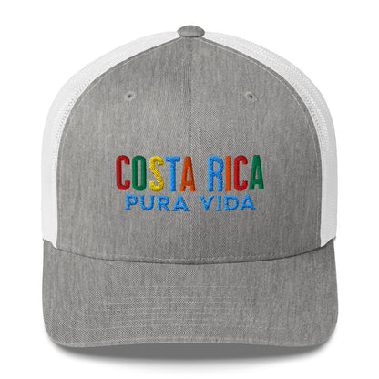 Gorra bordada con la frase “Pura Vida”, diseño con espíritu tico y esencia centroamericana.