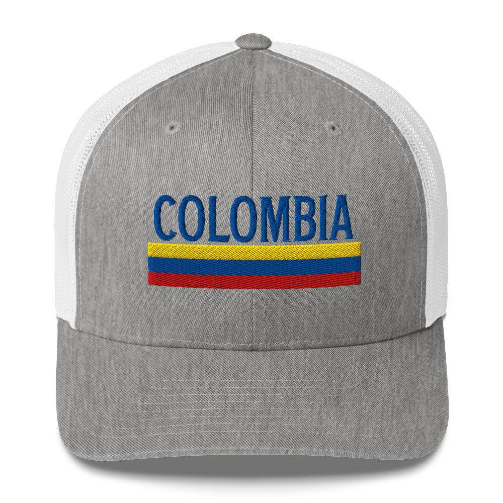 Gorra bordada con el texto “100% Colombiana”, diseño colorido con identidad colombiana.