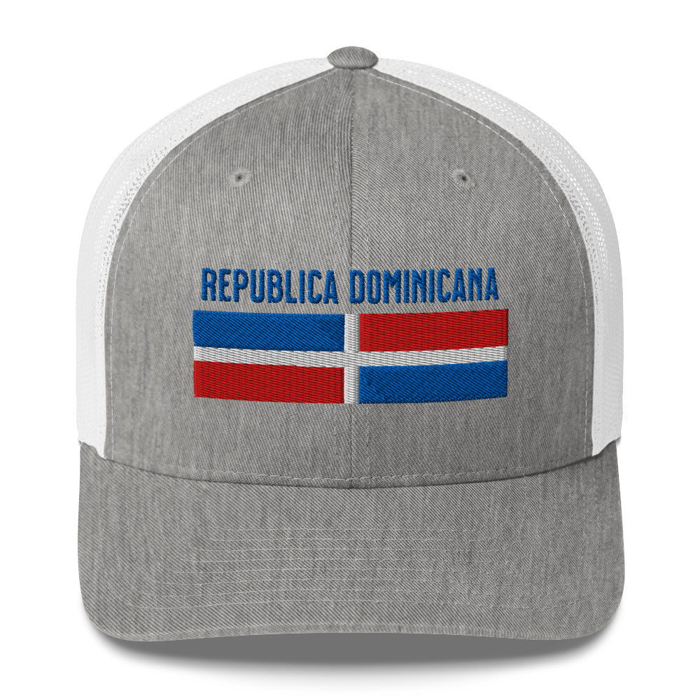 Gorra bordada con la palabra “Republica Dominicana”. Un diseño con sabor isleño y fuerza caribeña.