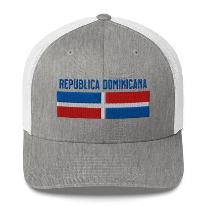 Gorra bordada con la palabra “Republica Dominicana”. Un diseño con sabor isleño y fuerza caribeña.
