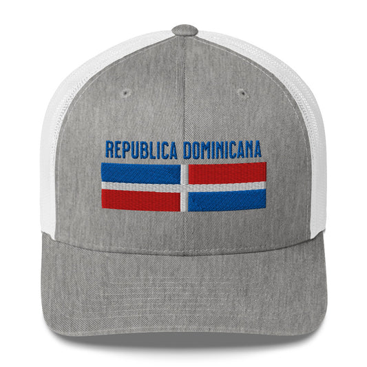 Gorra bordada con la palabra “Republica Dominicana”. Un diseño con sabor isleño y fuerza caribeña.