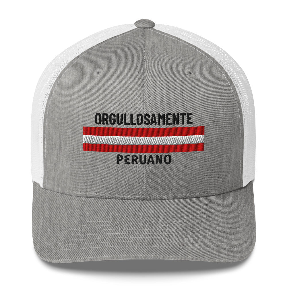 Gorra bordada con la palabra “Perú”, estilo limpio con identidad cultural peruana.