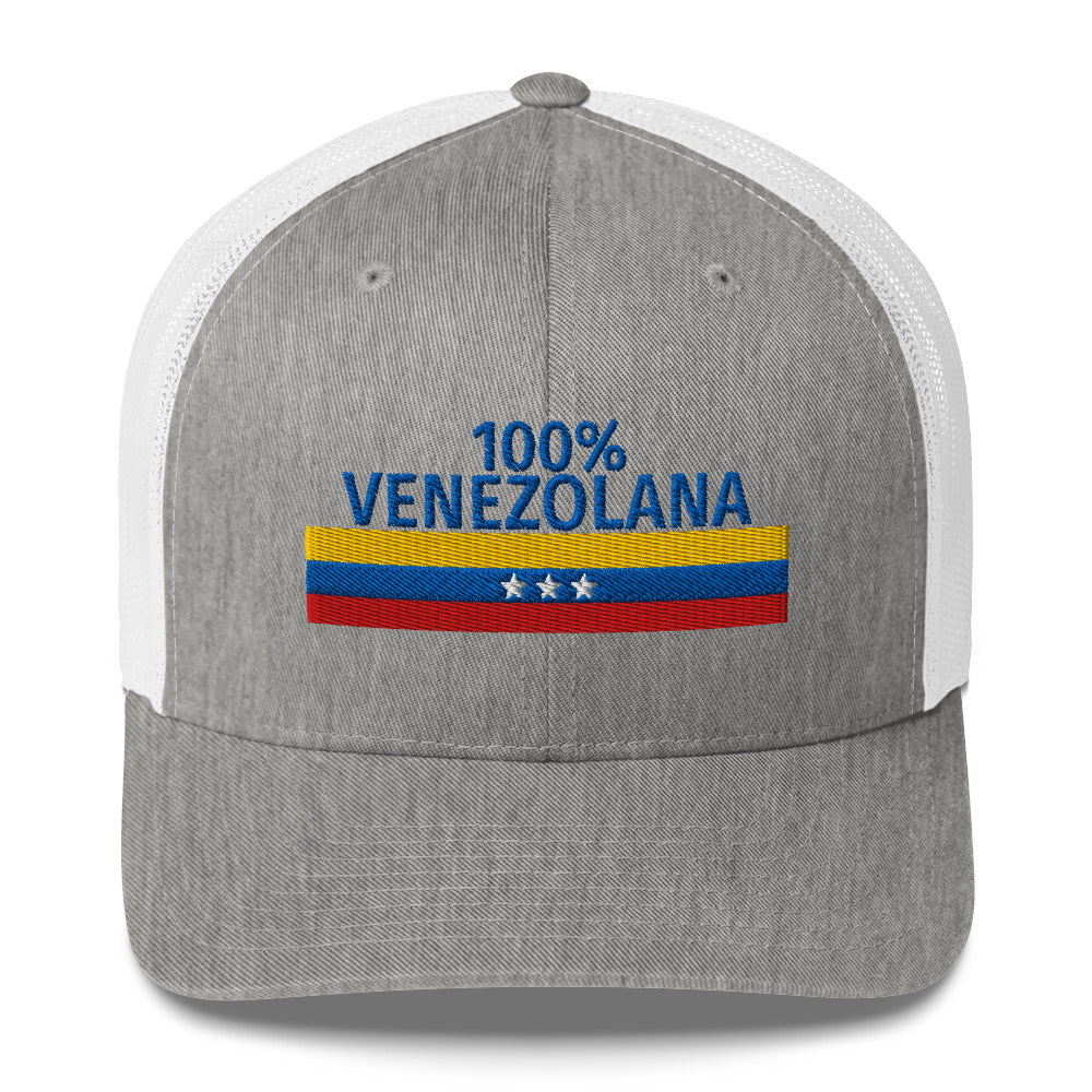 Gorra bordada con el texto “100% Venezolana”, diseño con orgullo venezolano.