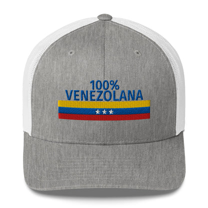 Gorra bordada con el texto “100% Venezolana”, diseño con orgullo venezolano.