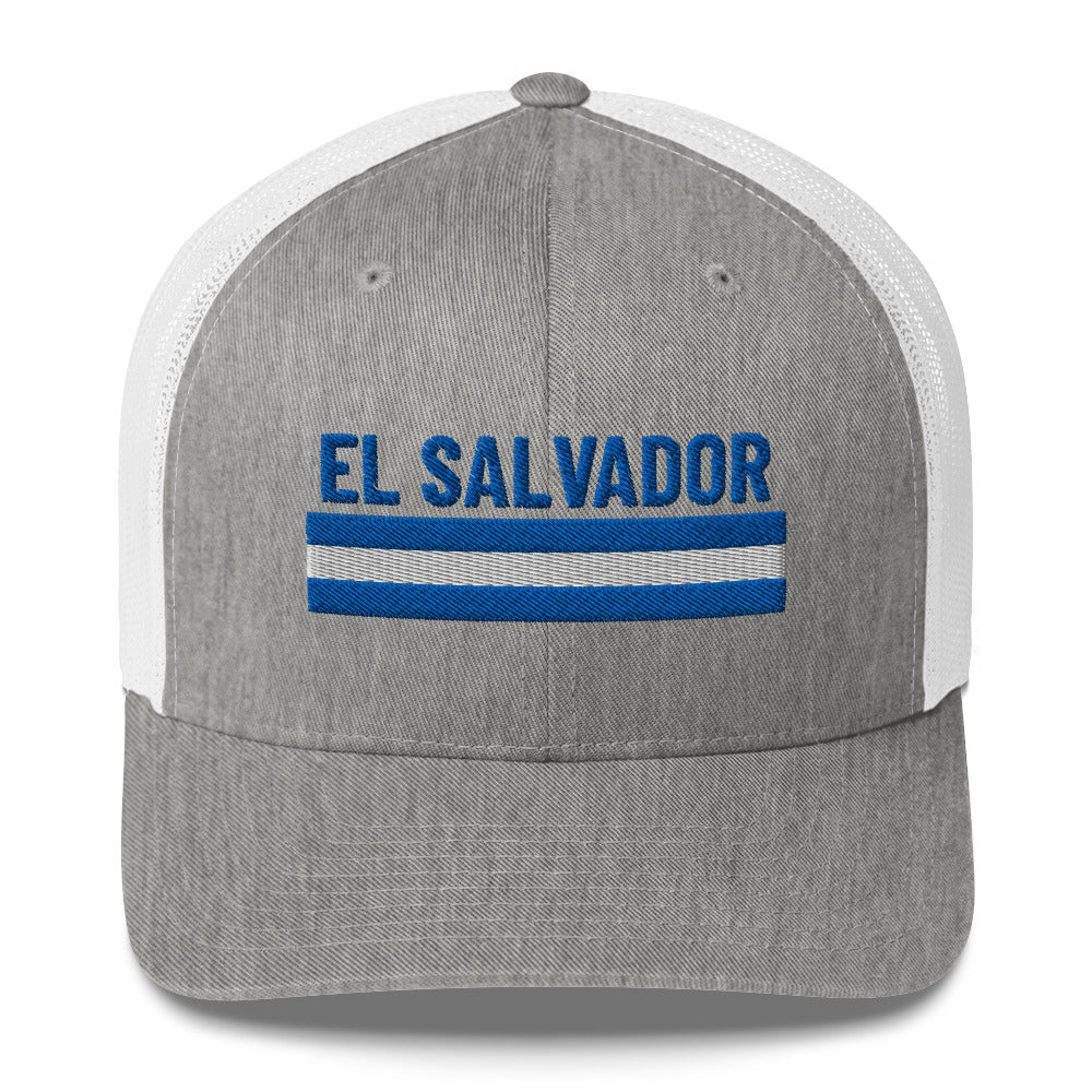 Gorra bordada con la palabra “El Salvador”, representación cultural salvadoreña.