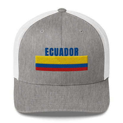Diseño bordado con el nombre “Ecuador”. Una gorra sencilla y poderosa para representar con orgullo.