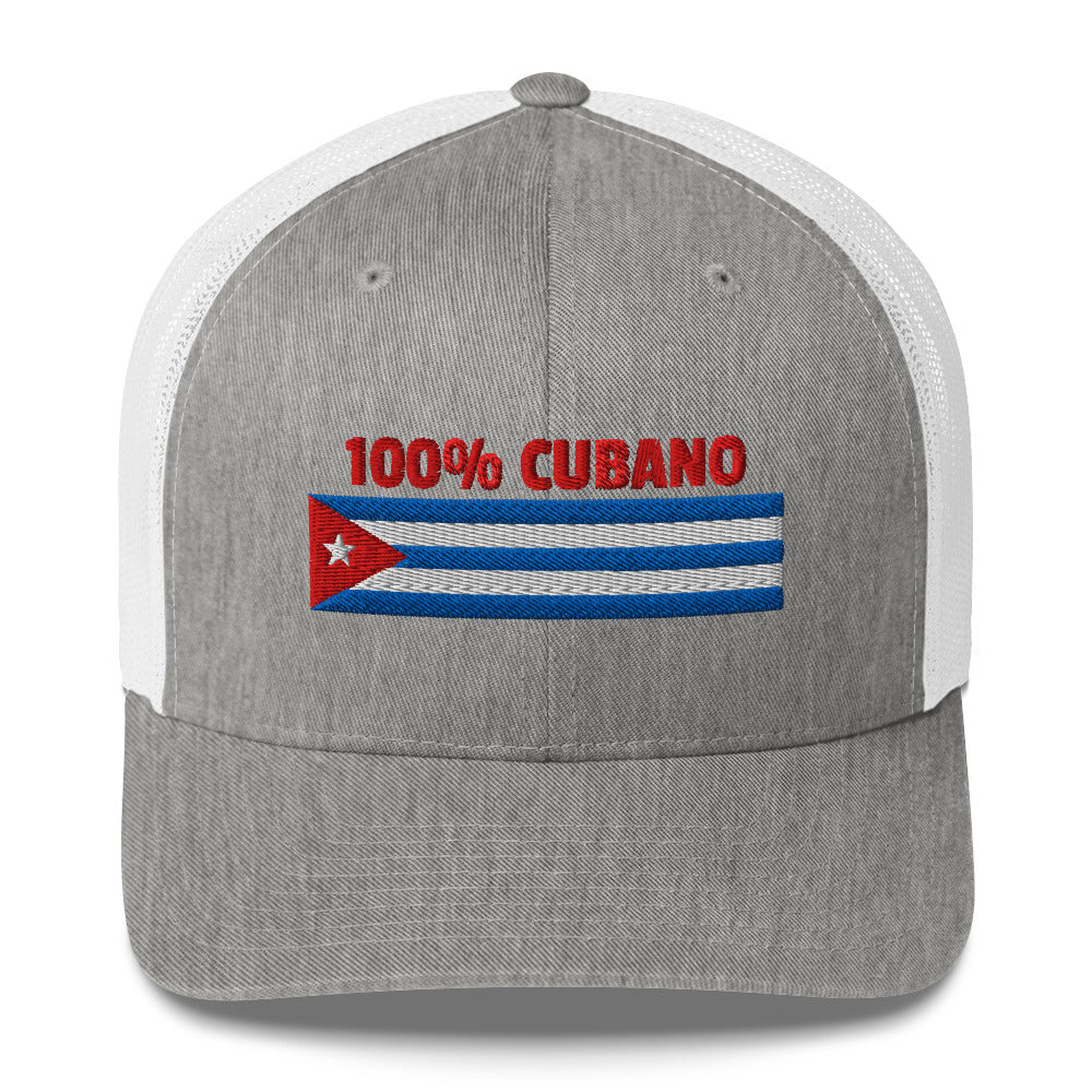 Gorra bordada con la frase “100% Cubano”, estilo cultural con esencia cubana.