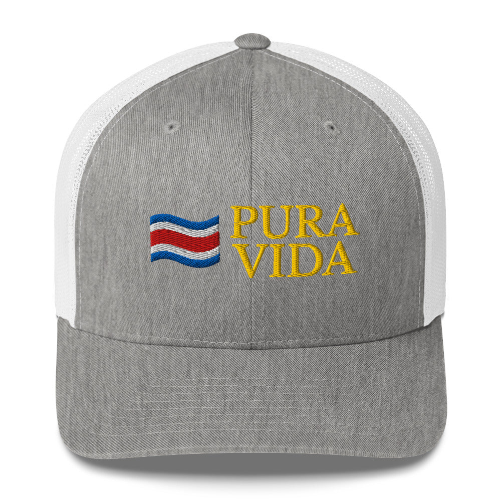 Gorra bordada con el texto “Pura Vida”, inspiración costarricense con actitud positiva.