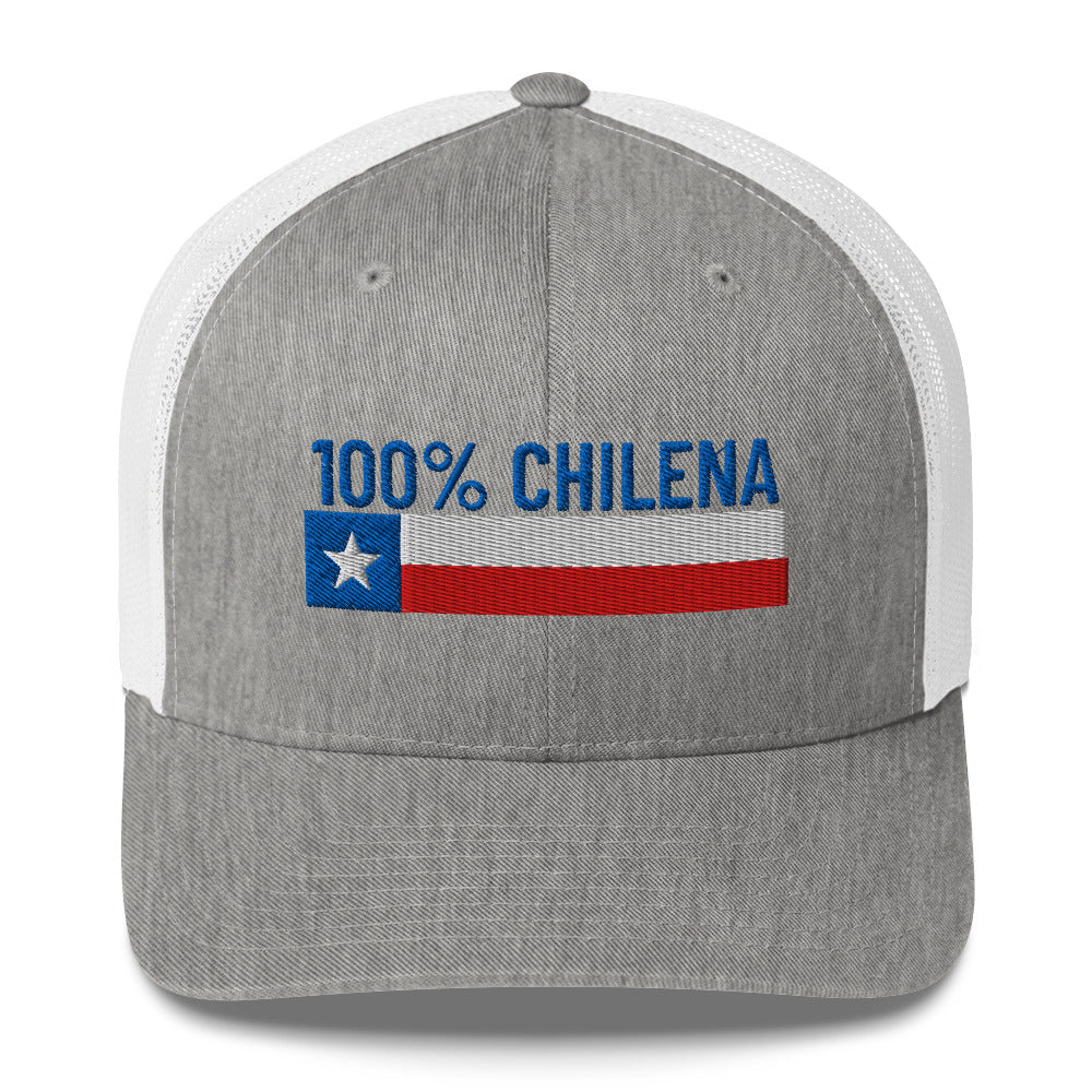 Gorra tipo trucker con texto bordado “100% Chilena” en rojo y azul, estilo cultural chileno.