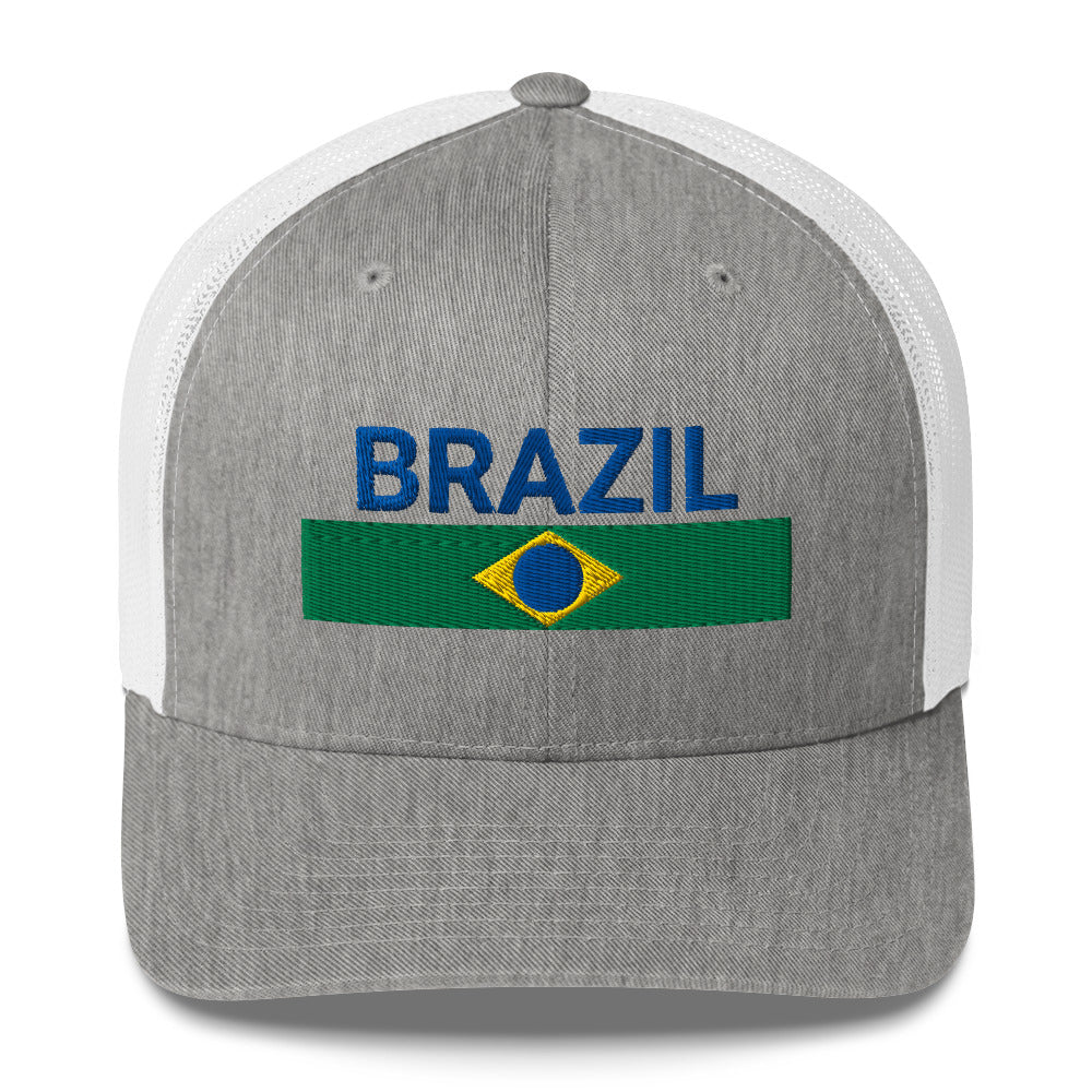 Gorra trucker con texto bordado “Ordem e Progresso” en verde, amarillo y azul sobre fondo beige.