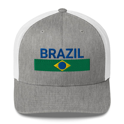 Gorra trucker con texto bordado “Ordem e Progresso” en verde, amarillo y azul sobre fondo beige.