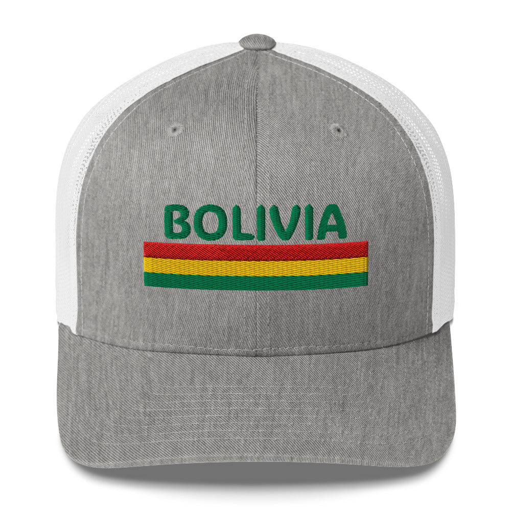 Trucker cap con bordado “Bolivia” en rojo, amarillo y verde, diseño patriótico.