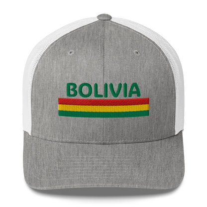 Trucker cap con bordado “Bolivia” en rojo, amarillo y verde, diseño patriótico.