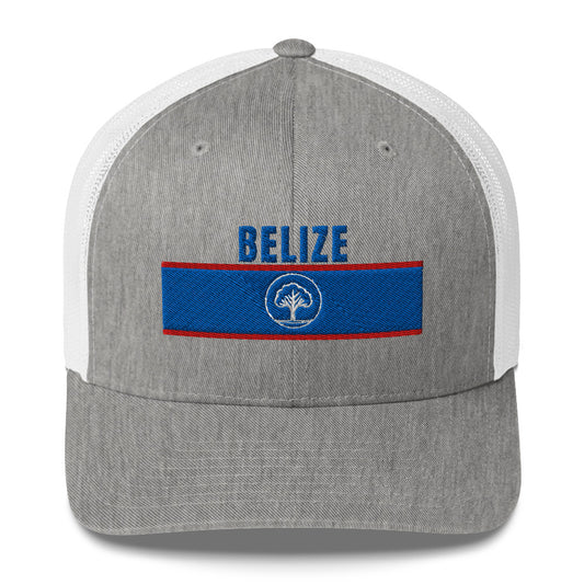 Gorra gris con bordado “Belize” en azul y rojo, estilo trucker con inspiración centroamericana.