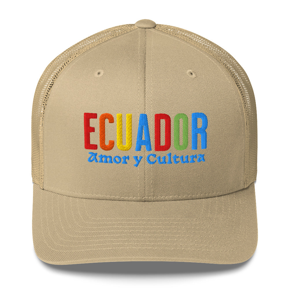 Gorra bordada con la frase “Amor y Cultura”, diseño inspirado en la tradición ecuatoriana.