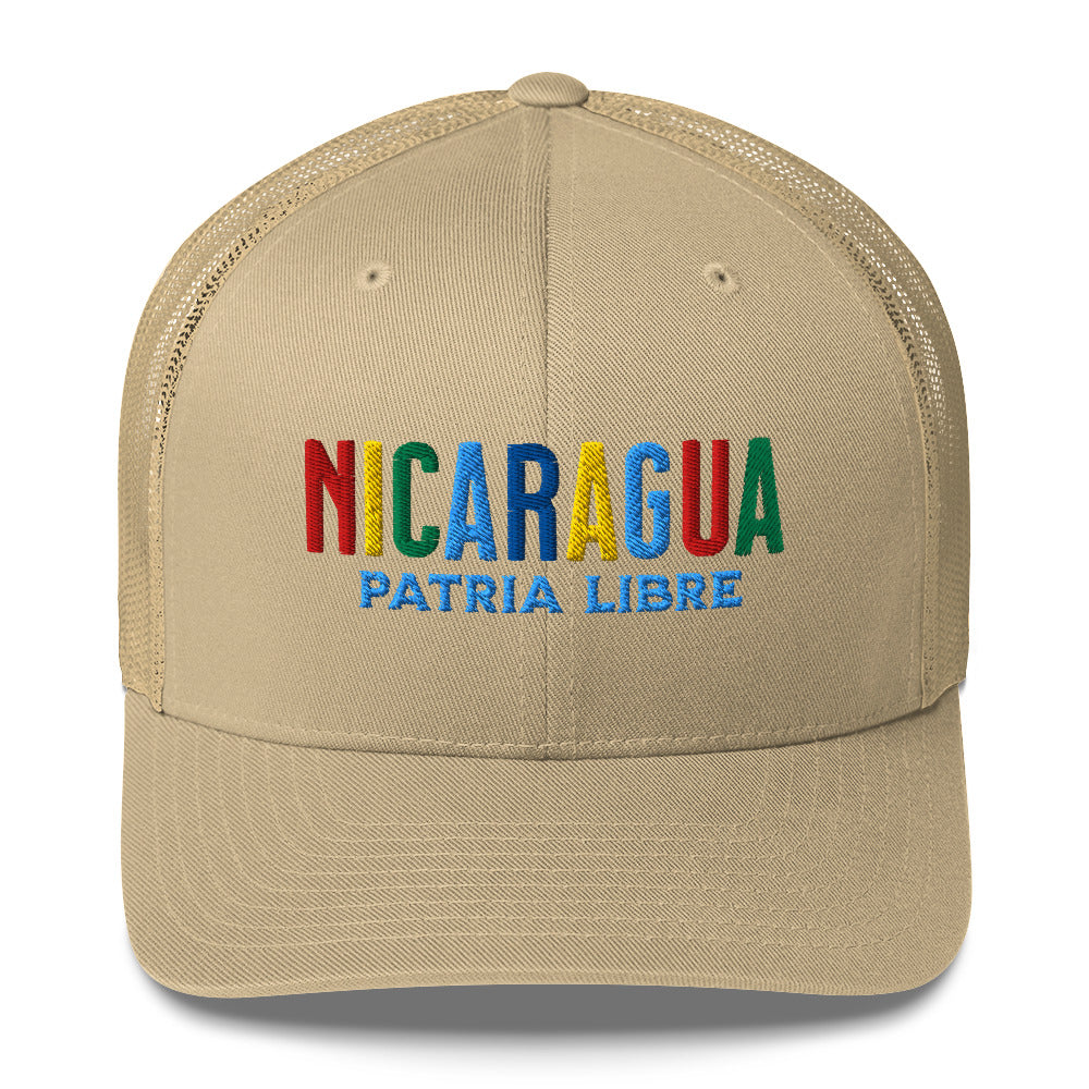 Gorra bordada con el texto “Patria Libre”, diseño cultural inspirado en la identidad nicaragüense.