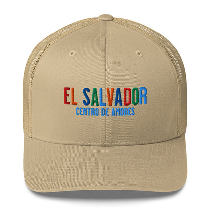 Gorra bordada con frase “Centro de Amores”, diseño cultural salvadoreño lleno de cariño y raíz.