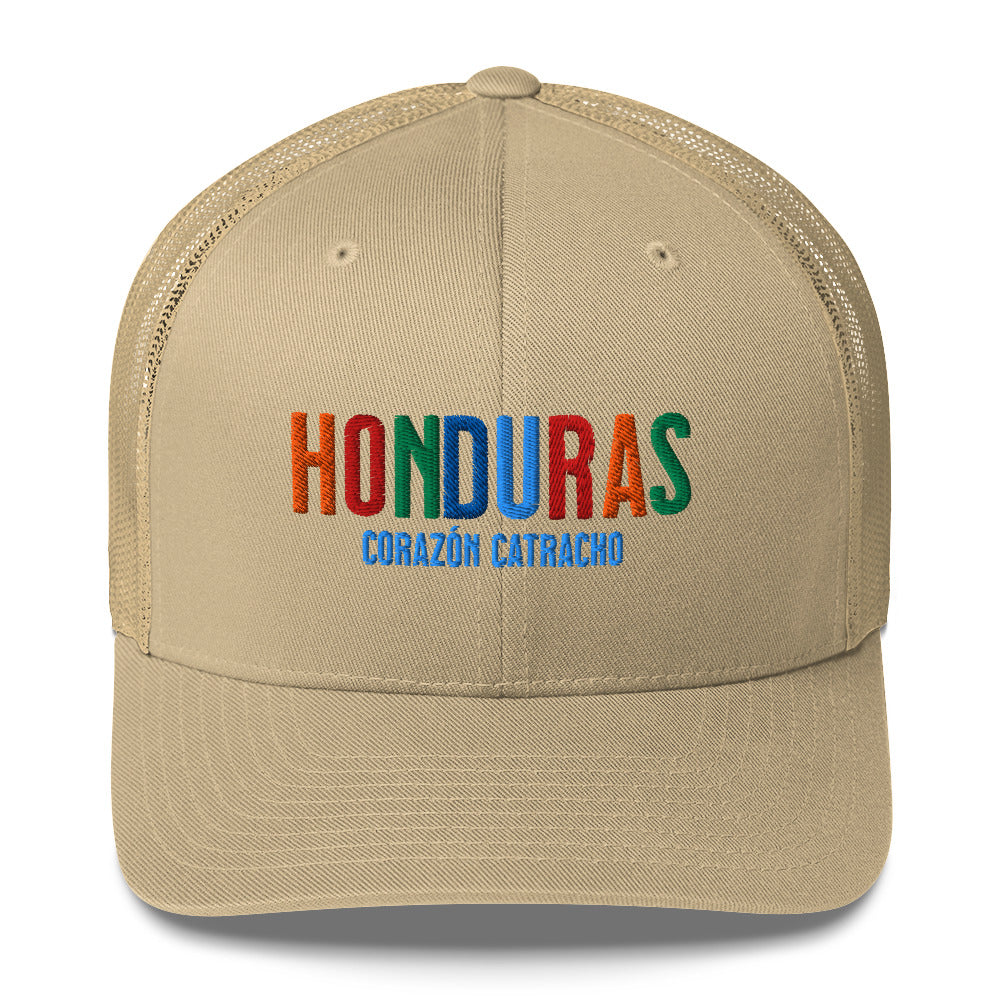 Gorra bordada con la frase “Corazón Catracho” en colores artesanales, inspiración cultural hondureña.