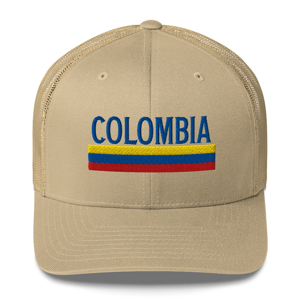 Gorra bordada con el texto “100% Colombiana”, diseño colorido con identidad colombiana.