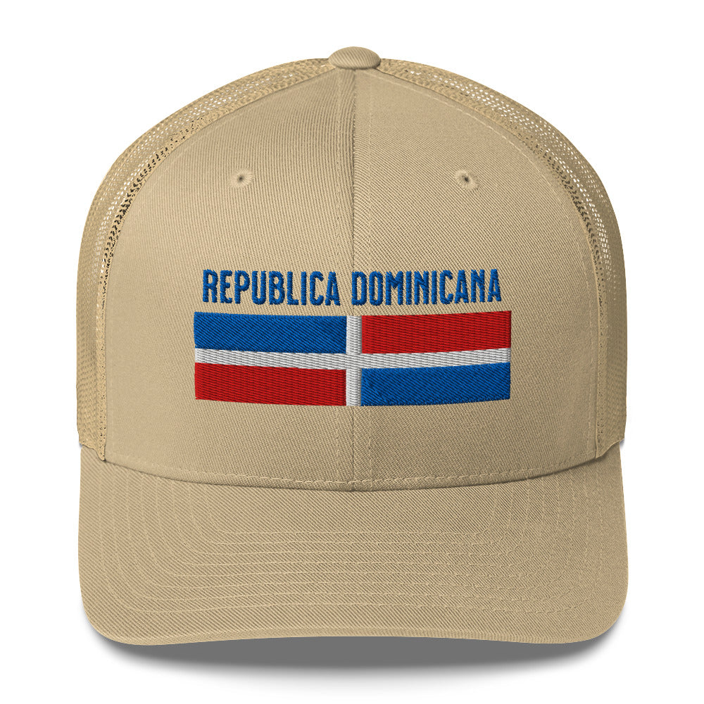 Gorra bordada con la palabra “Republica Dominicana”. Un diseño con sabor isleño y fuerza caribeña.