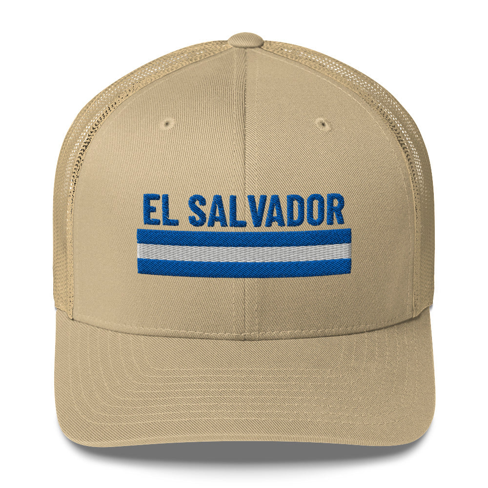 Gorra bordada con la palabra “El Salvador”, representación cultural salvadoreña.