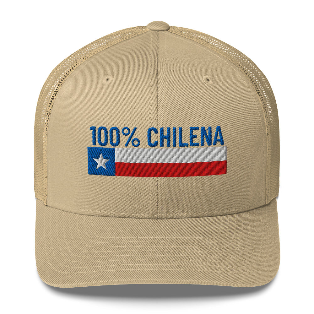 Gorra tipo trucker beige con texto bordado “100% Chilena” en rojo y azul, estilo cultural chileno.