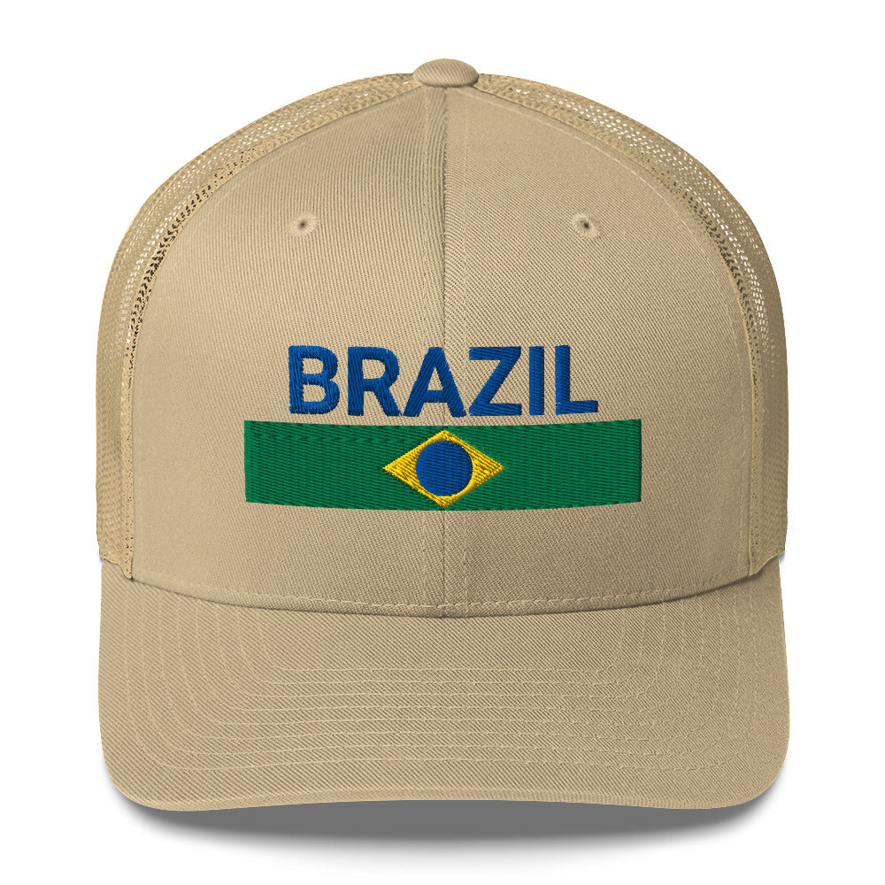 Gorra trucker con texto bordado “Ordem e Progresso” en verde, amarillo y azul sobre fondo beige.