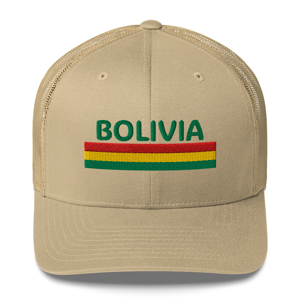 Trucker cap con bordado “Bolivia” en rojo, amarillo y verde, diseño patriótico.