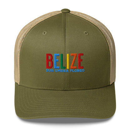 Gorra bordada con el lema “Sub Umbra Floreo”, diseño cultural caribeño con esencia beliceña.