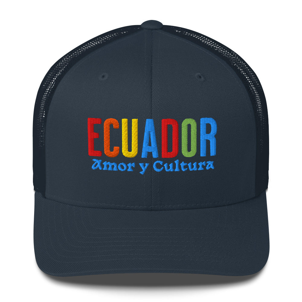 Gorra bordada con la frase “Amor y Cultura”, diseño inspirado en la tradición ecuatoriana.