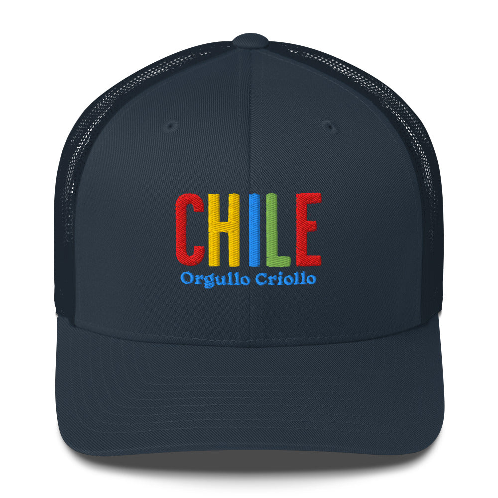 Gorra bordada con texto “Orgullo Criollo”, diseño artesanal inspirado en la cultura chilena.