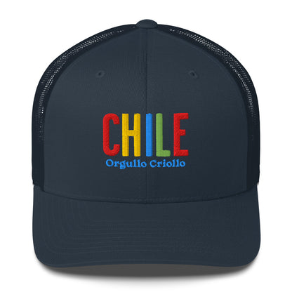 Gorra bordada con texto “Orgullo Criollo”, diseño artesanal inspirado en la cultura chilena.