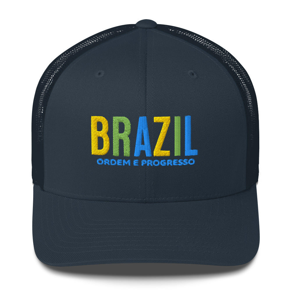 Gorra bordada con frase “Ordem e Progresso”, diseño cultural brasileño con estilo vibrante.