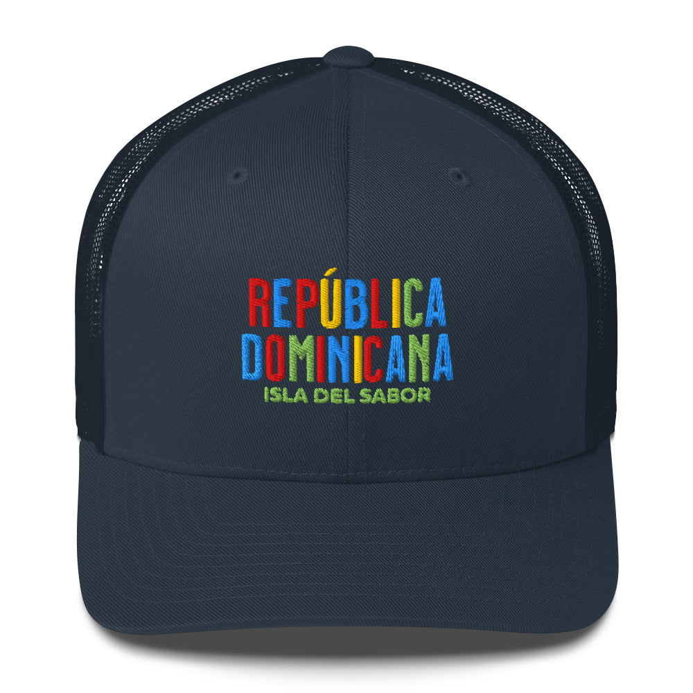 Gorra bordada con la frase “Isla del Sabor”, diseño dominicano vibrante de la colección Colores de Pueblo.