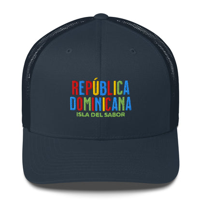 Gorra bordada con la frase “Isla del Sabor”, diseño dominicano vibrante de la colección Colores de Pueblo.