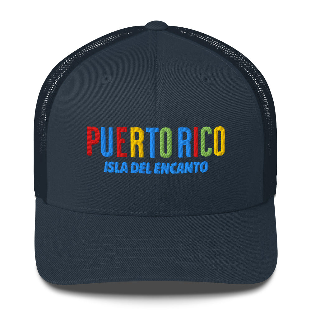 Gorra bordada con el texto “Isla del Encanto”, diseño cultural boricua lleno de alegría y sazón.