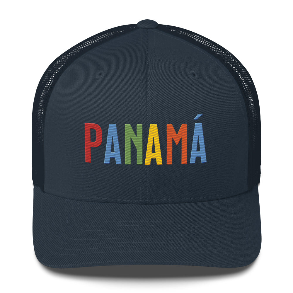 Gorra bordada con diseño cultural panameño de la colección Colores de Pueblo.