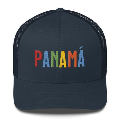 Gorra bordada con diseño cultural panameño de la colección Colores de Pueblo.