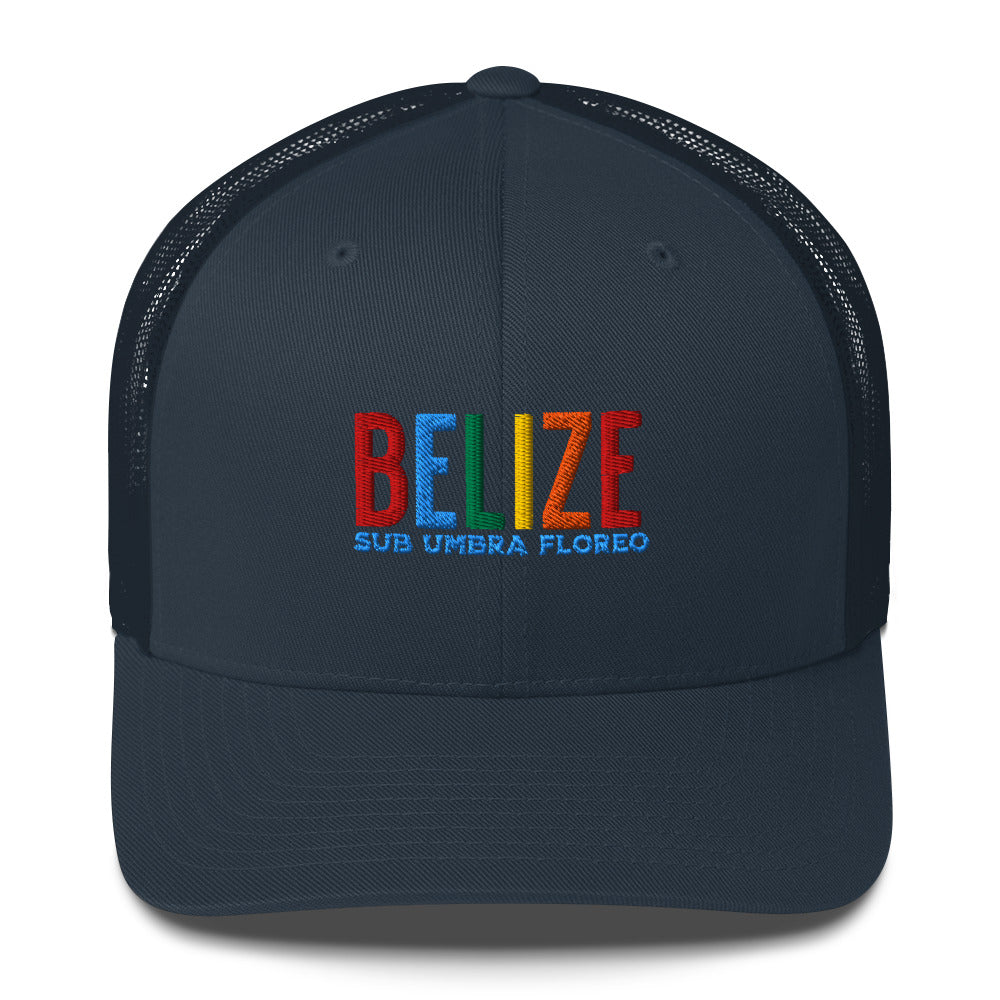 Gorra bordada con el lema “Sub Umbra Floreo”, diseño cultural caribeño con esencia beliceña.